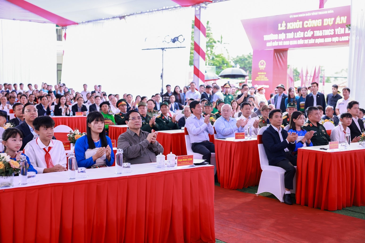 Học sinh ngồi hàng ghế đầu, cạnh Thủ tướng tại lễ khởi công trường nội trú