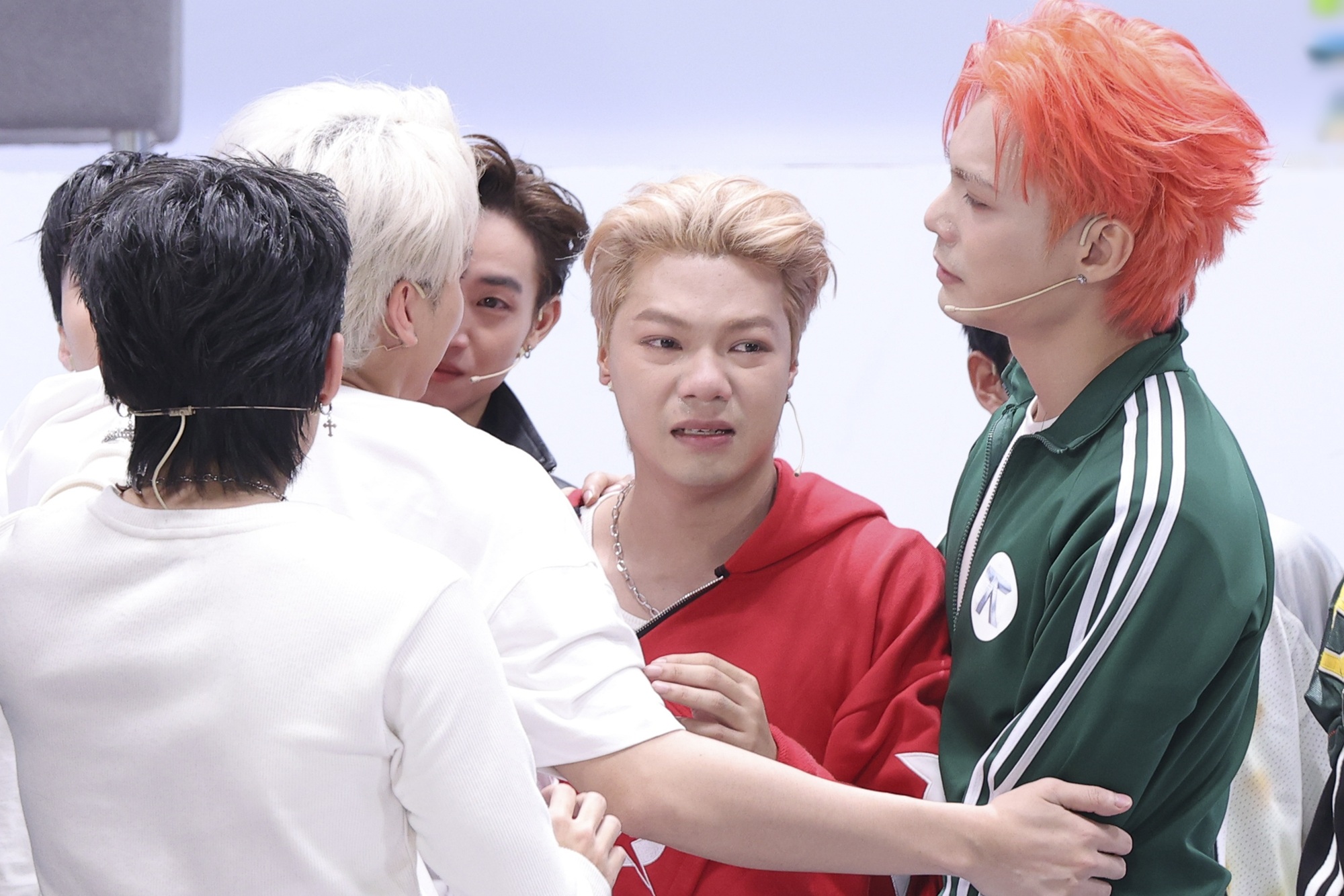 Năm ca sĩ bật khóc khi rời "Anh trai say hi"