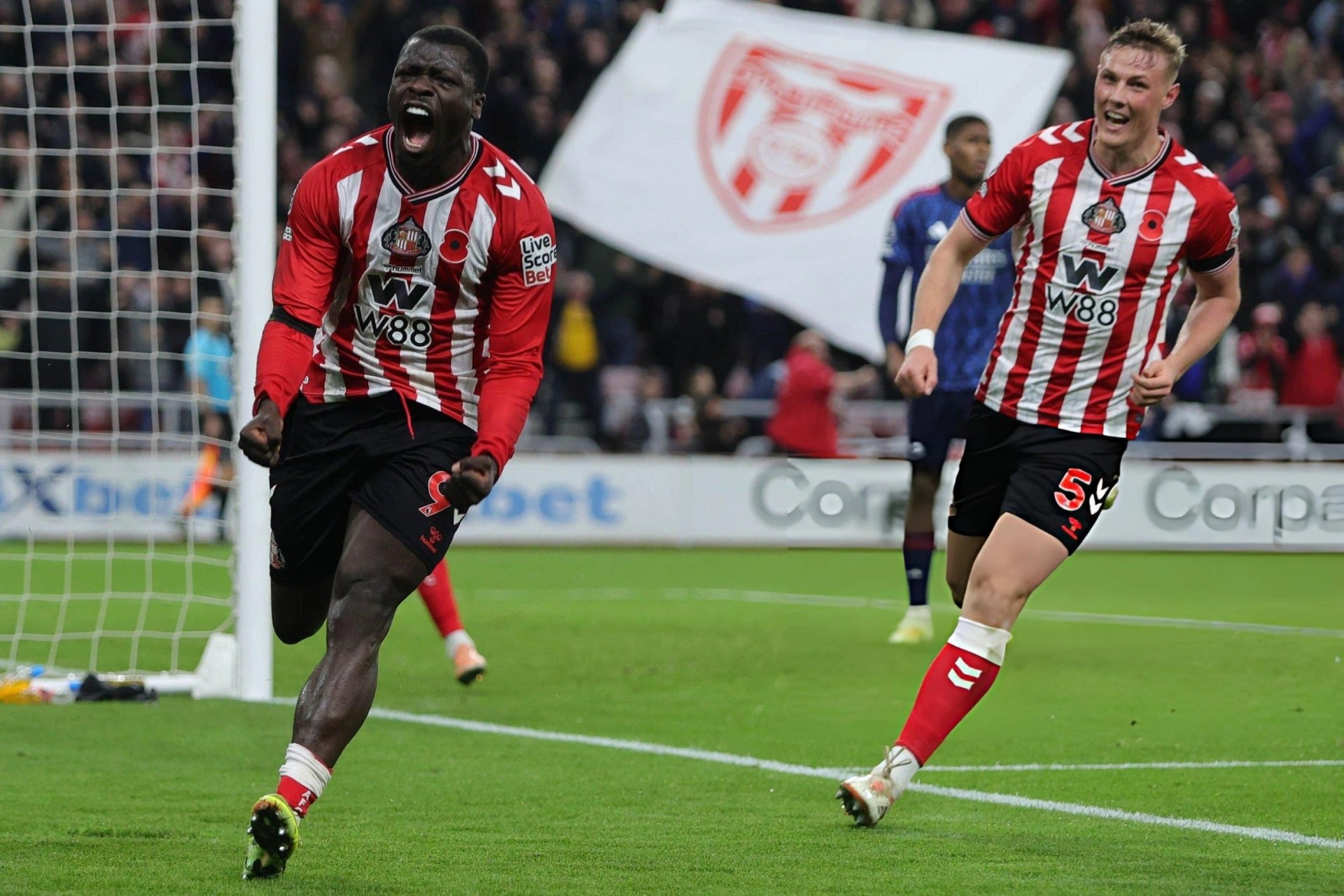 Sunderland cầm hòa kịch tính Arsenal tại sân Ánh sáng