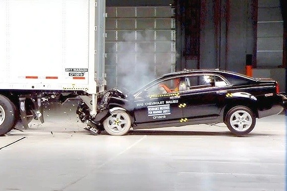 Thanh chắn gầm xe tải có thể cứu mạng người ngồi xe con khi có tai nạn