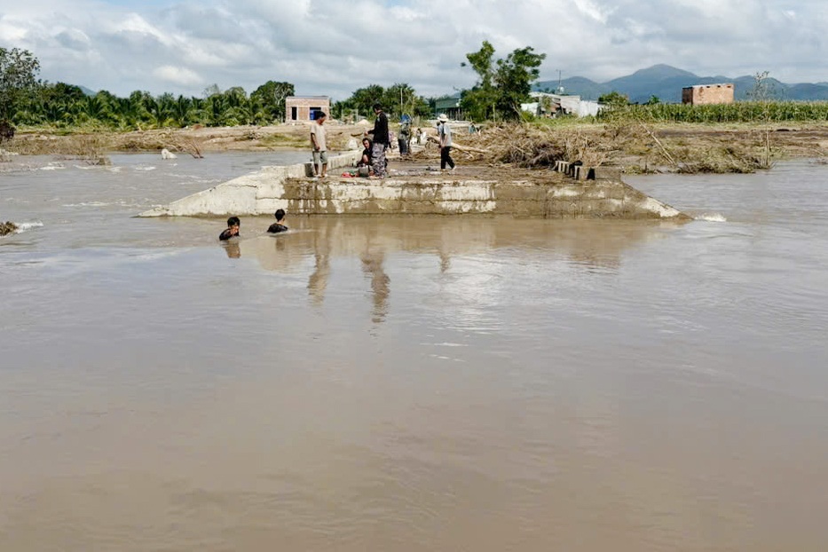 Lũ cuốn trôi đường, hơn 1.600 người dân ở Gia Lai bị cô lập