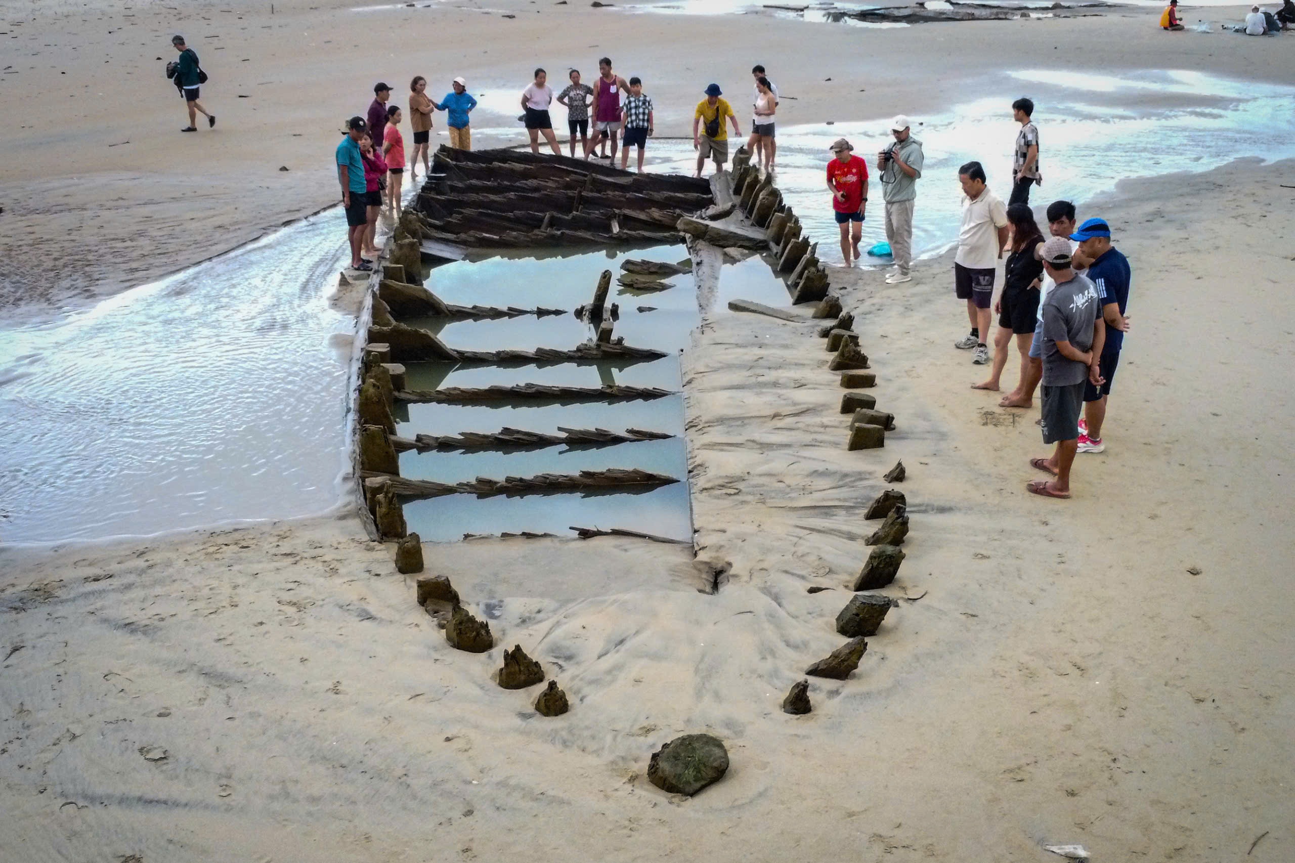 Hình hài tàu cổ phát lộ trở lại ở Hội An sau nhiều tháng mất dấu