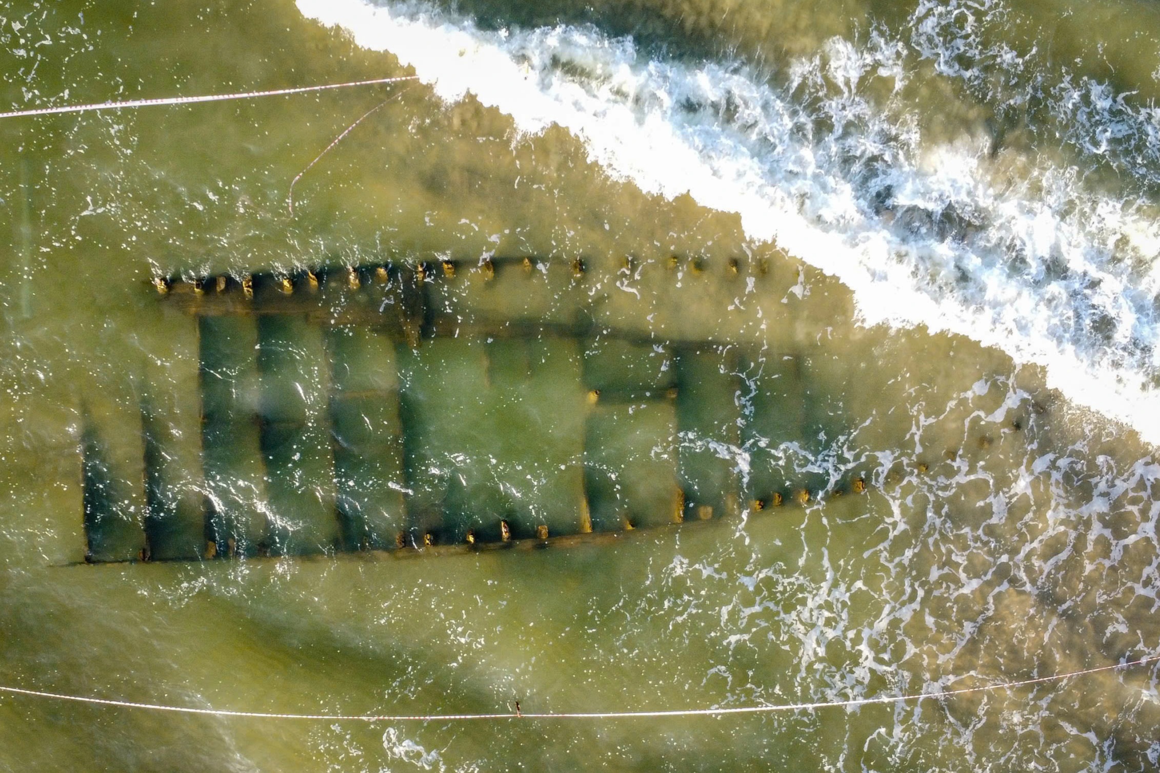 Tàu gỗ cổ phát lộ trở lại ở biển Hội An: Căng dây đánh dấu vị trí