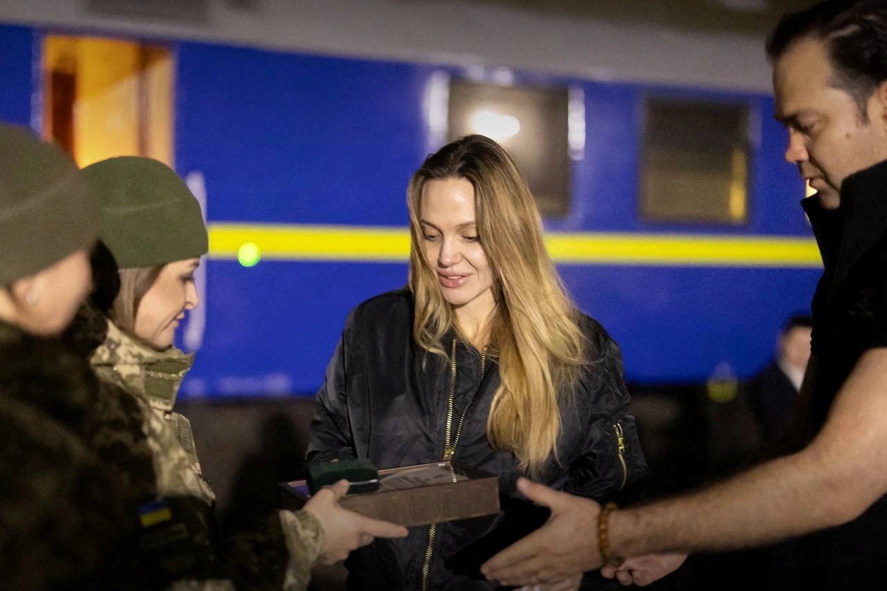 Tài xế kể lại sự cố hy hữu trong chuyến đi của Angelina Jolie tới Ukraine