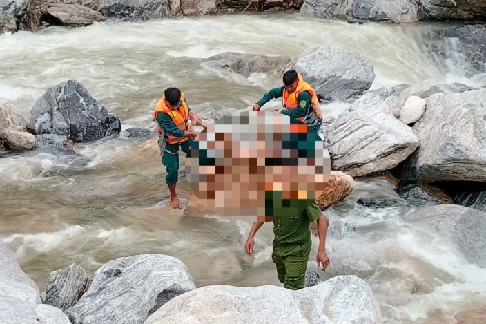 Nhóm trẻ đi tắm suối bị nước cuốn trôi, một em tử vong, một em mất tích