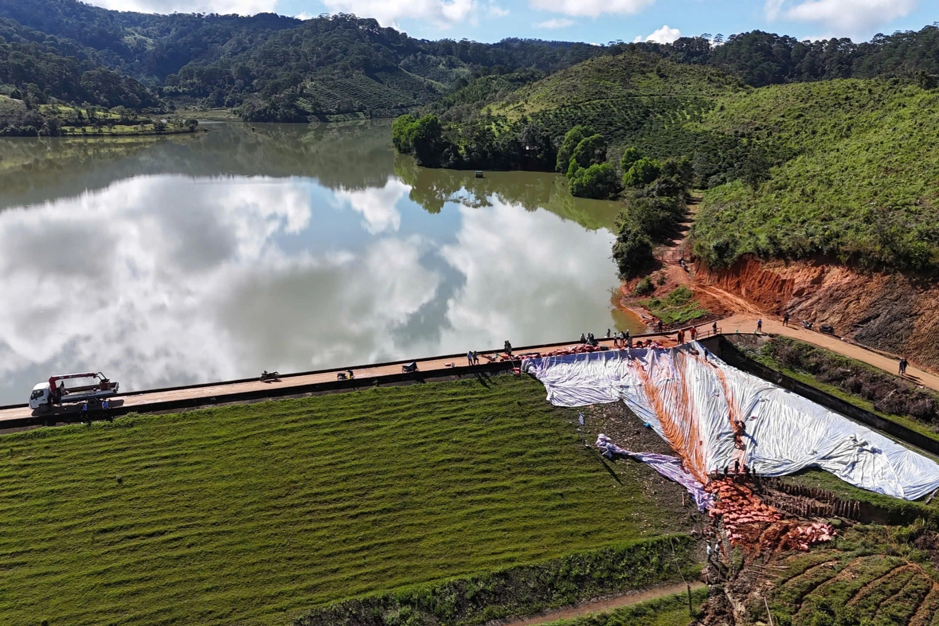 Khoan thăm dò, bơm hóa chất cứu đập nước 1,7 triệu m3 ở Lâm Đồng