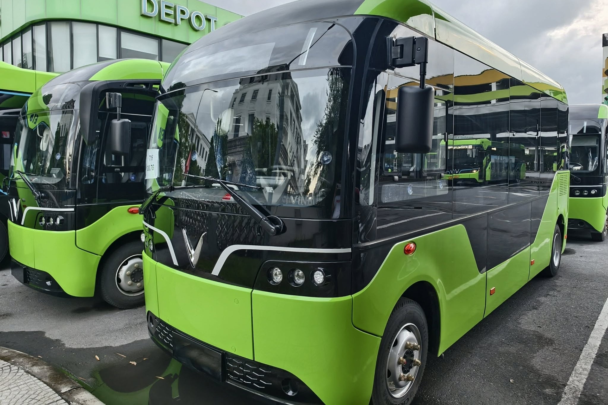 Ngắm thực tế xe buýt điện VinFast: 20 chỗ ngồi, nhiều công nghệ