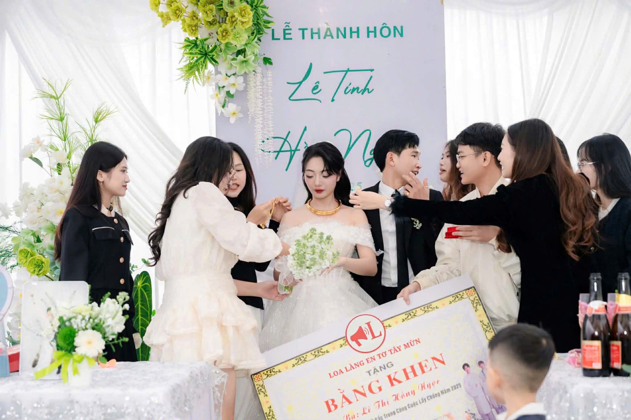 Cả nhóm tích vàng khi giá 6,2 triệu đồng/chỉ, mừng cưới bạn thân 1 cây vàng