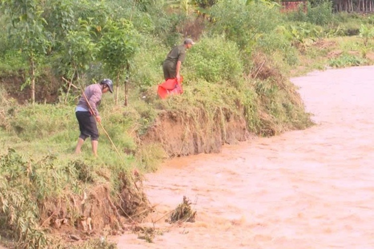 Gần nửa tháng vẫn chưa tìm thấy 2 người bị lũ cuốn trôi ở Quảng Ngãi