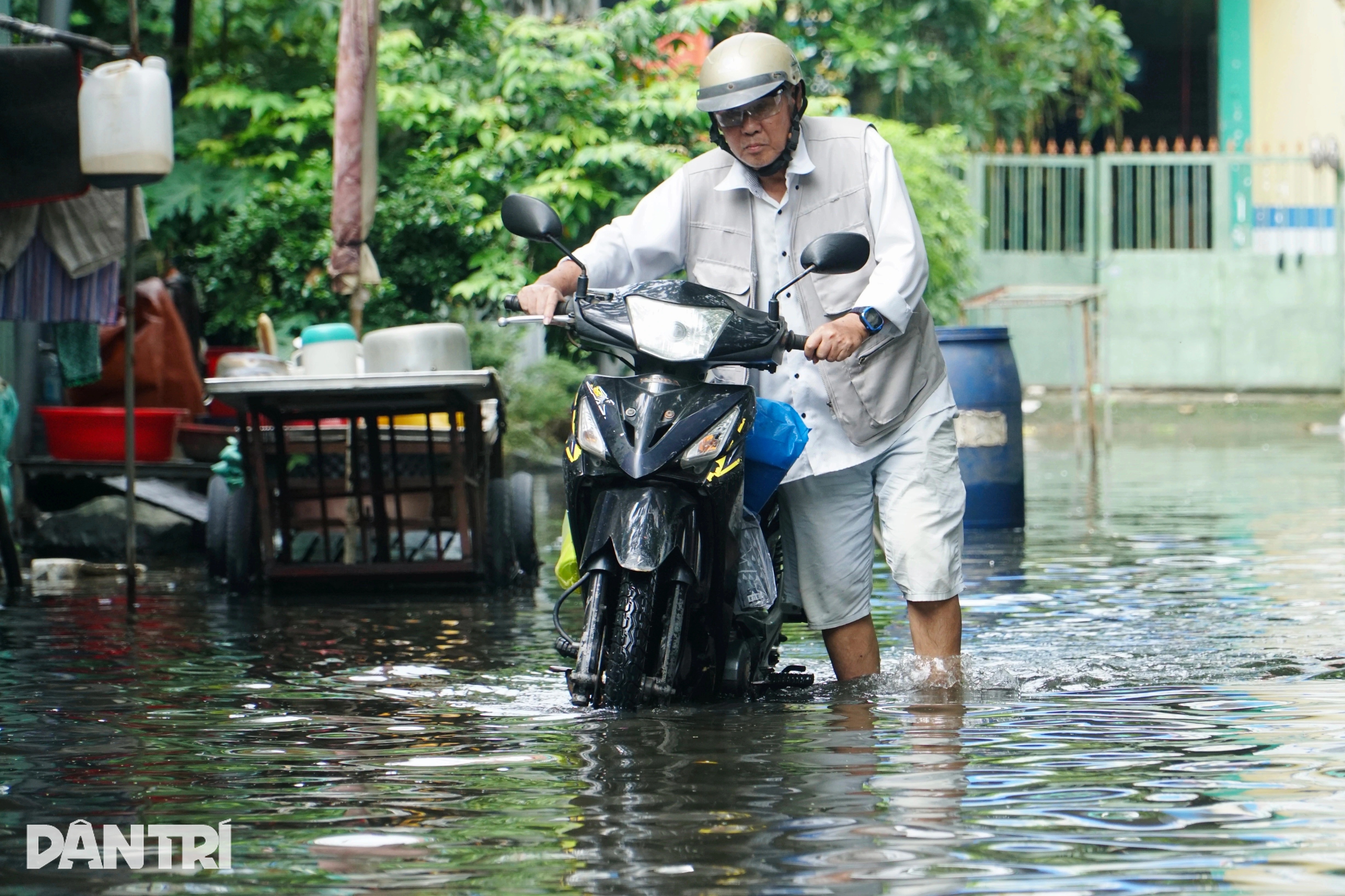 Giữa trưa nắng, dân TPHCM bì bõm lội nước suốt 20 ngày