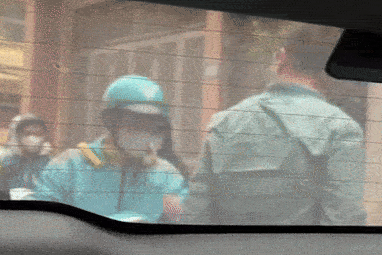 Tài xế xe ôm bị đấm tới tấp vào đầu ở Hà Nội