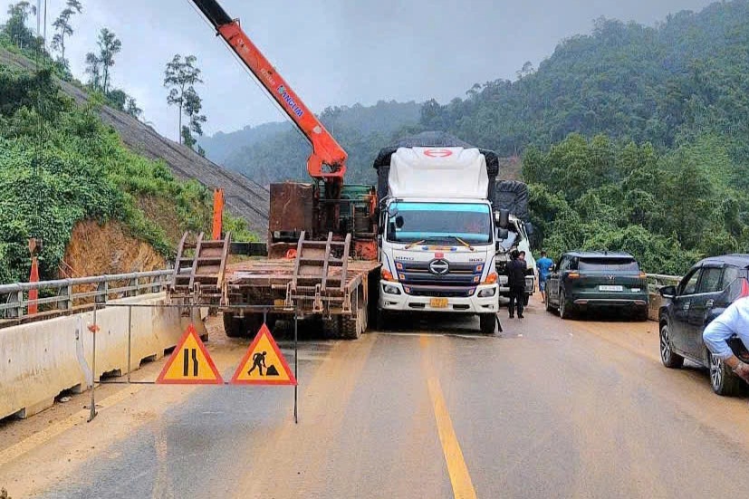 Cao tốc La Sơn - Hòa Liên ách tắc sau vụ va chạm giữa 2 xe tải