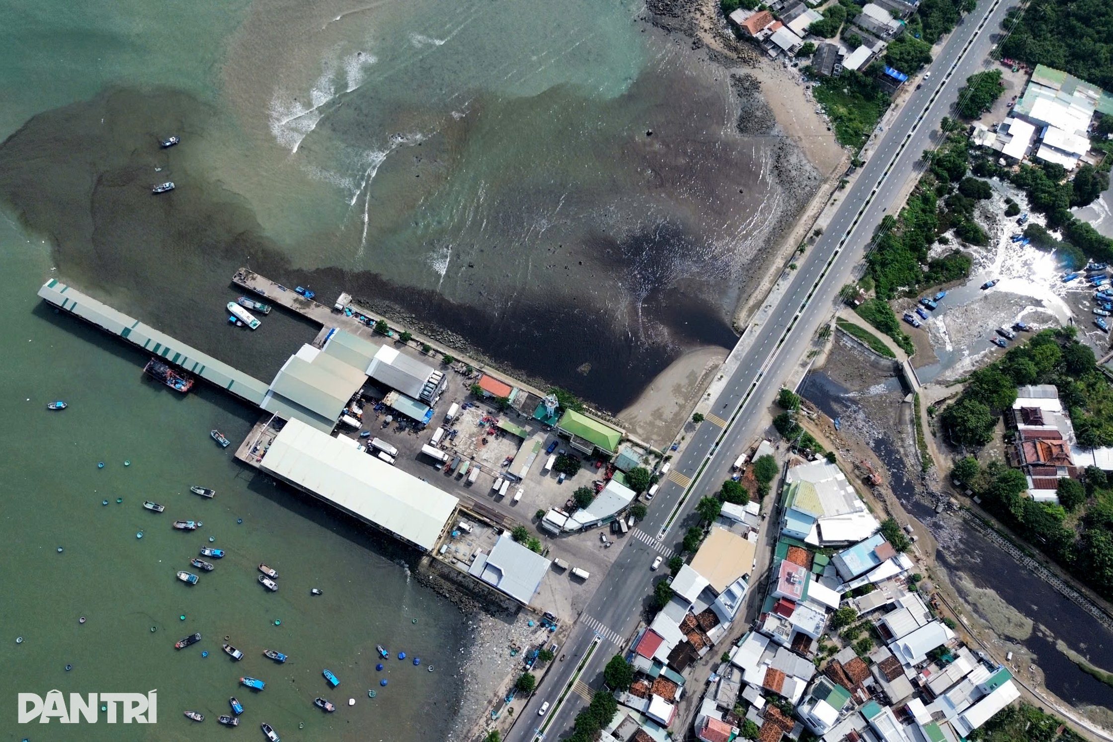 Dòng nước đen từ bãi rác chảy ra biển ở Bắc Nha Trang