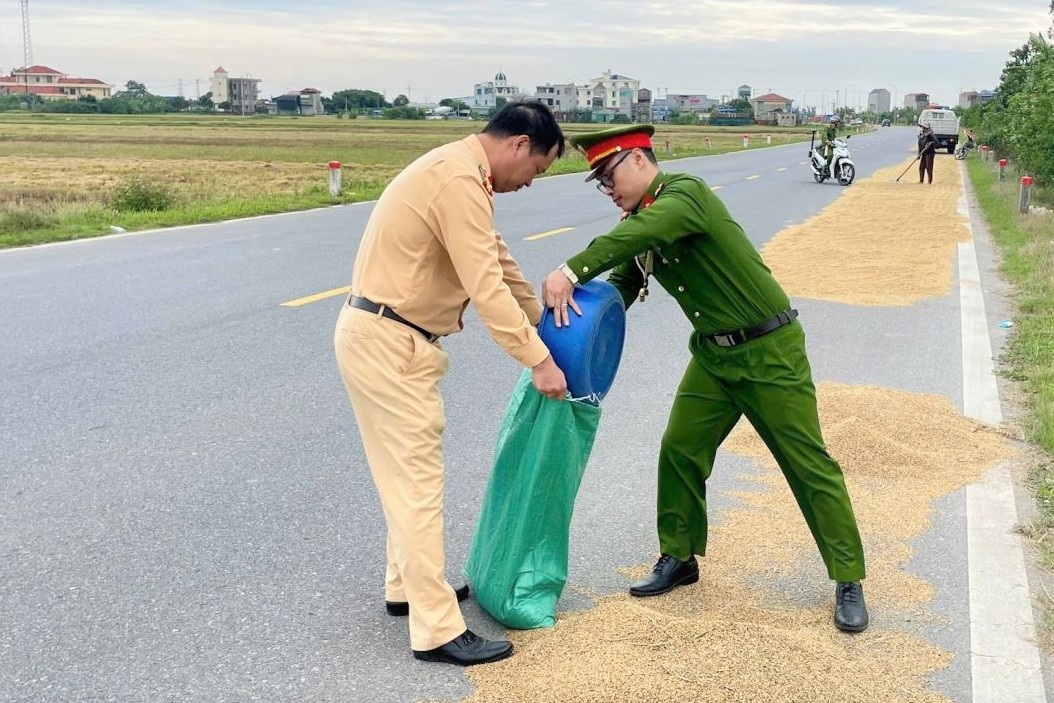 Công an xuống đường dọn thóc lúa phòng tránh tai nạn giao thông