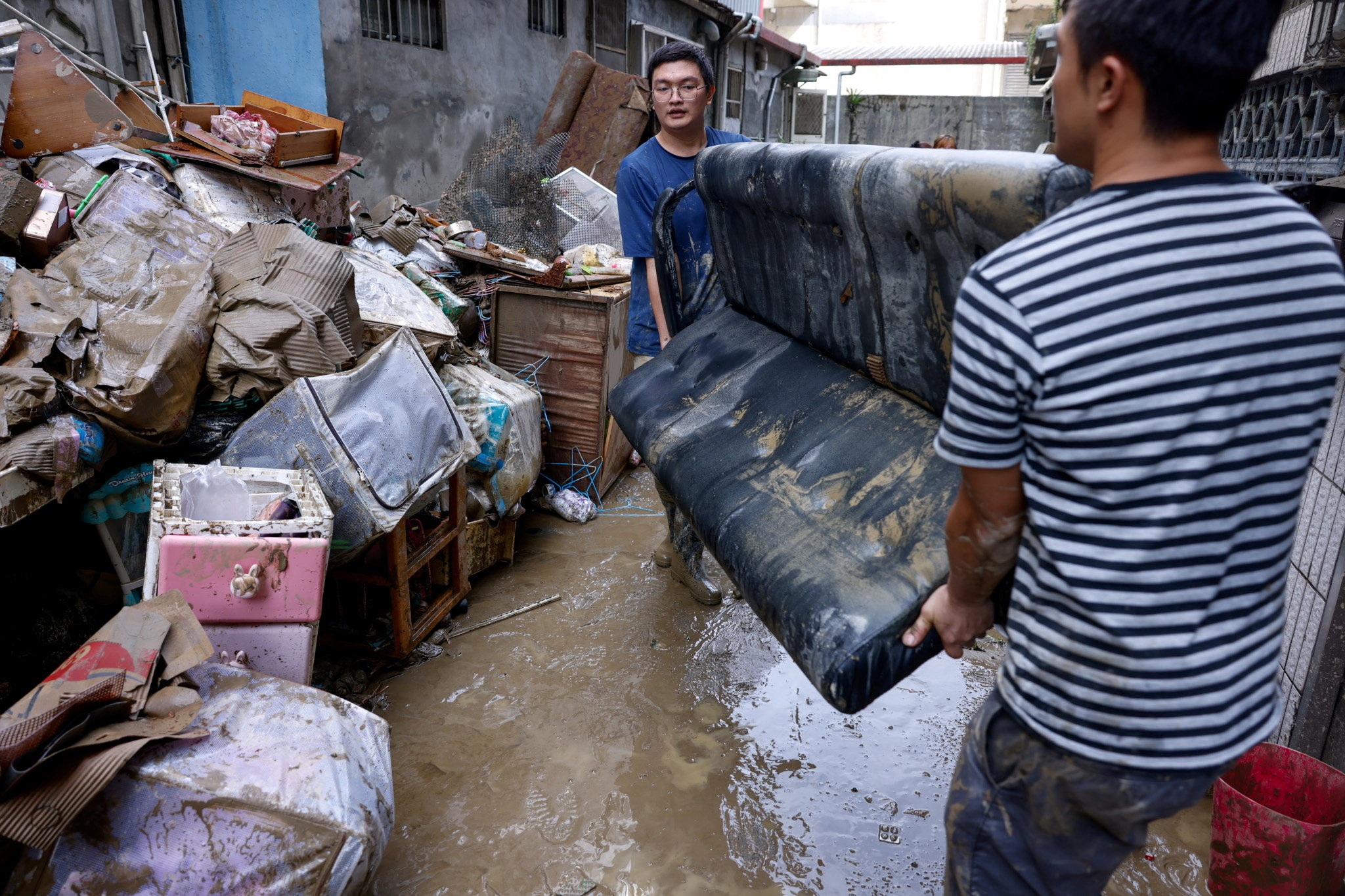 Bão Phượng Hoàng đổ bộ gây lũ lụt, Đài Loan sơ tán hơn 8.000 người