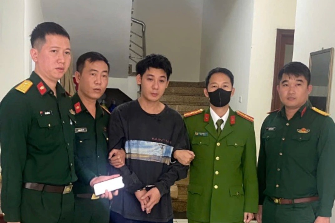 Hà Nội: Trốn truy nã, nam thanh niên bị bắt khi đi trung tâm thương mại