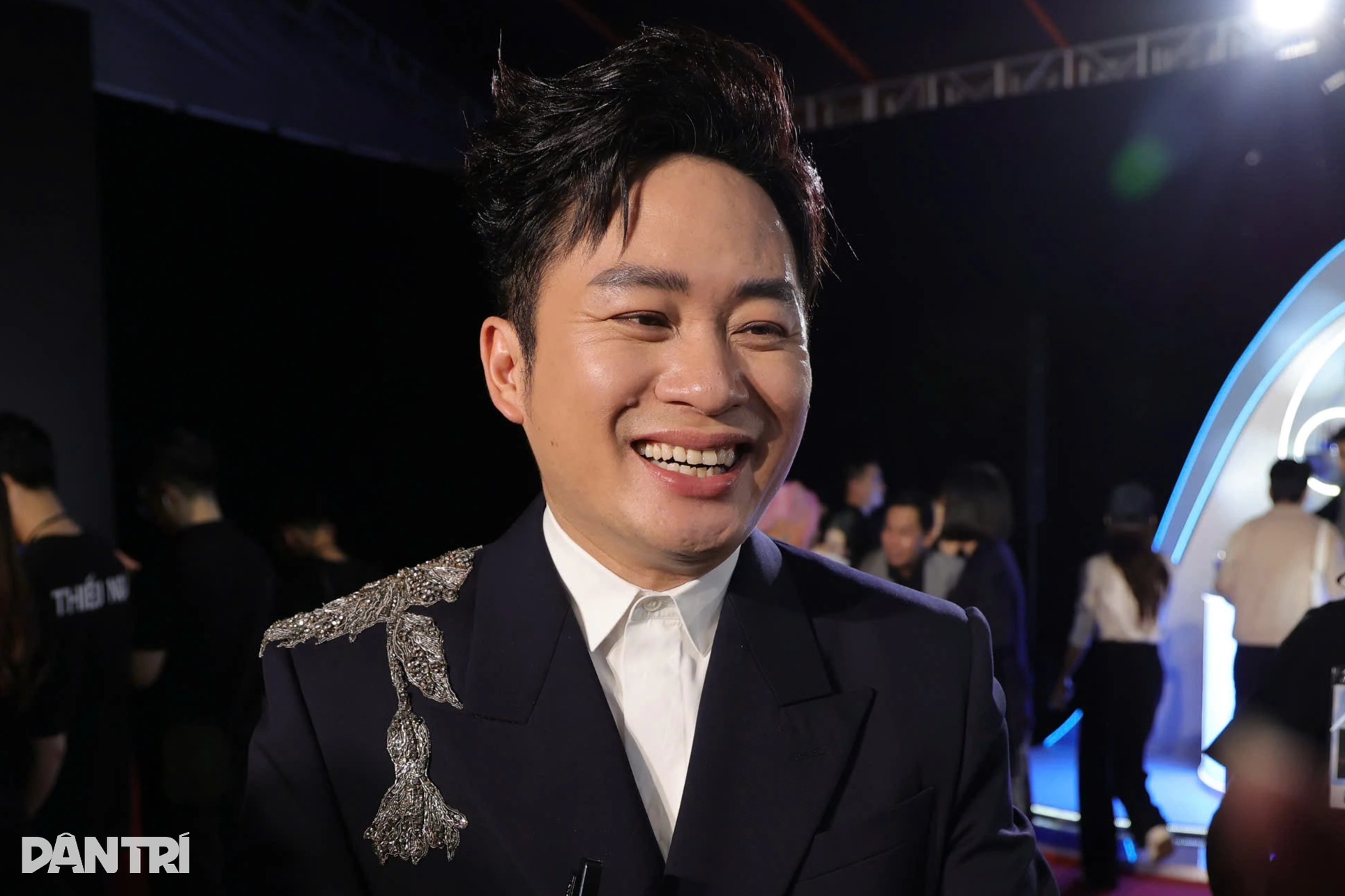 Tùng Dương “chặt chém” thảm đỏ với trang phục hàng hiệu giá nửa tỷ đồng