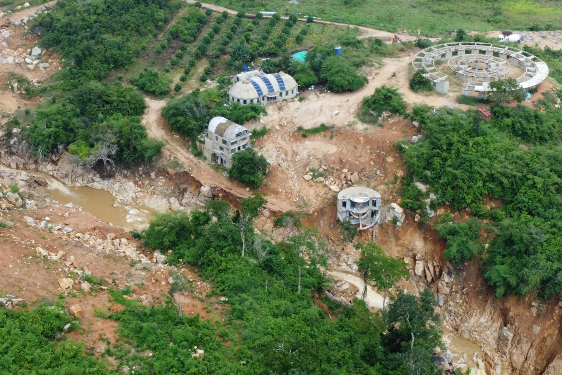 Chủ đầu tư vẫn chưa phá bỏ đập ngăn của hồ nước bị vỡ ở Lâm Đồng