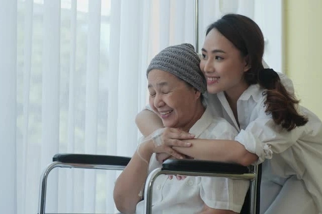 Nhìn thấy thứ bên trong túi vải mẹ chồng đưa, tôi khóc nấc vì hối hận