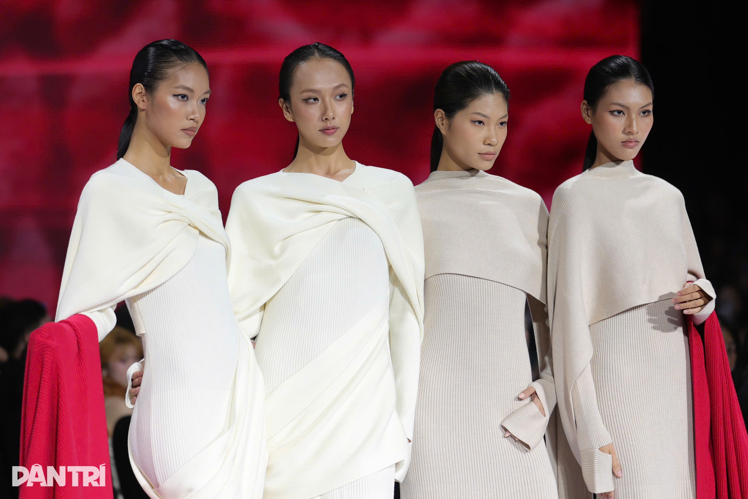 Top 4 Next Top Model đọ dáng trên sàn catwalk, Mai Hoa phục hồi sau cú ngã