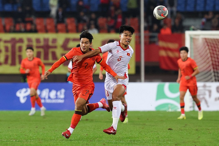 Cầu thủ Trung Quốc gây tranh cãi với pha xử lý lạ ở trận thua U22 Việt Nam