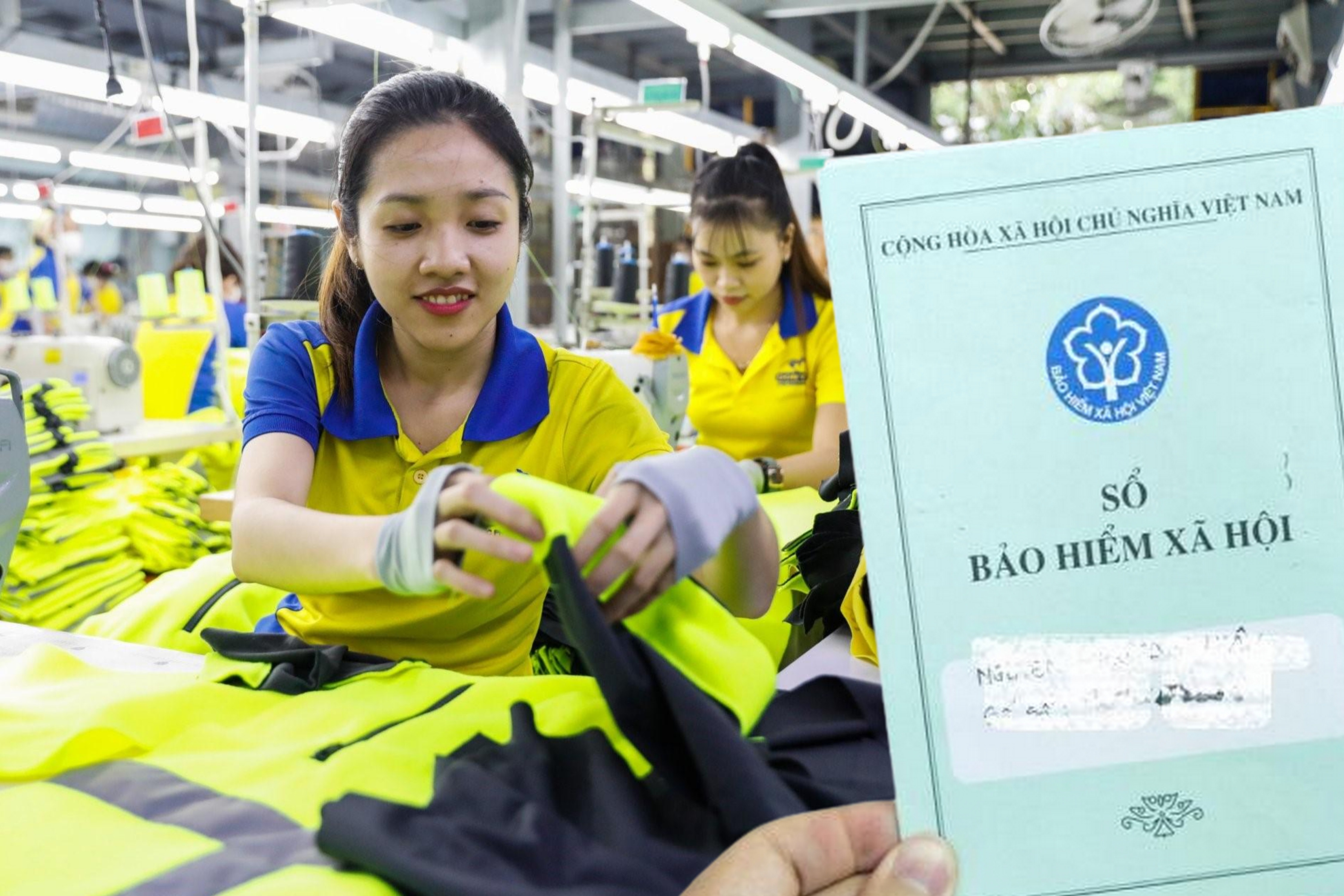 Phụ nữ nuôi con nhỏ làm công việc độc hại được giảm 2 giờ làm mỗi ngày