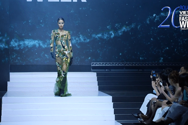 Siêu mẫu Naomi Campbell khen cú ngã đẹp như tạo dáng của Lại Mai Hoa