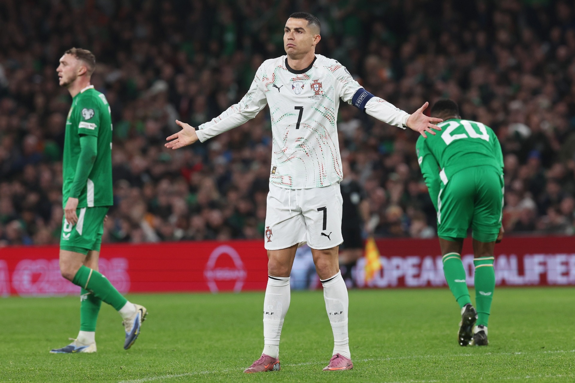 Ronaldo nhận thẻ đỏ, Bồ Đào Nha thất bại trước Ireland