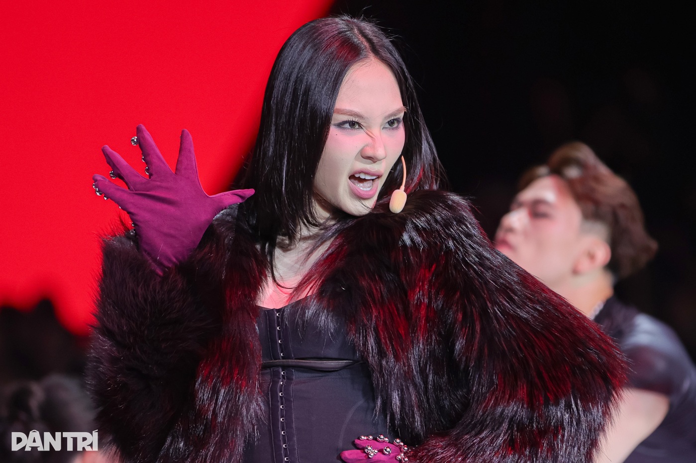 Hoa hậu Mai Phương "lột xác" trở thành ca sĩ, diễn vũ đạo bốc lửa