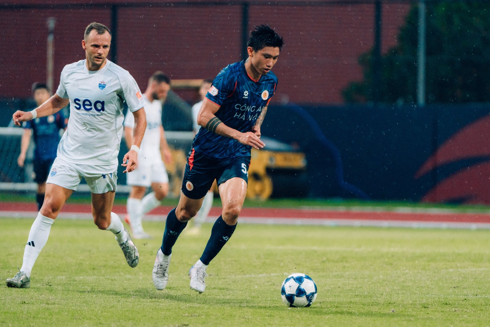 Đoàn Văn Hậu tái xuất trong màu áo CLB Công an Hà Nội