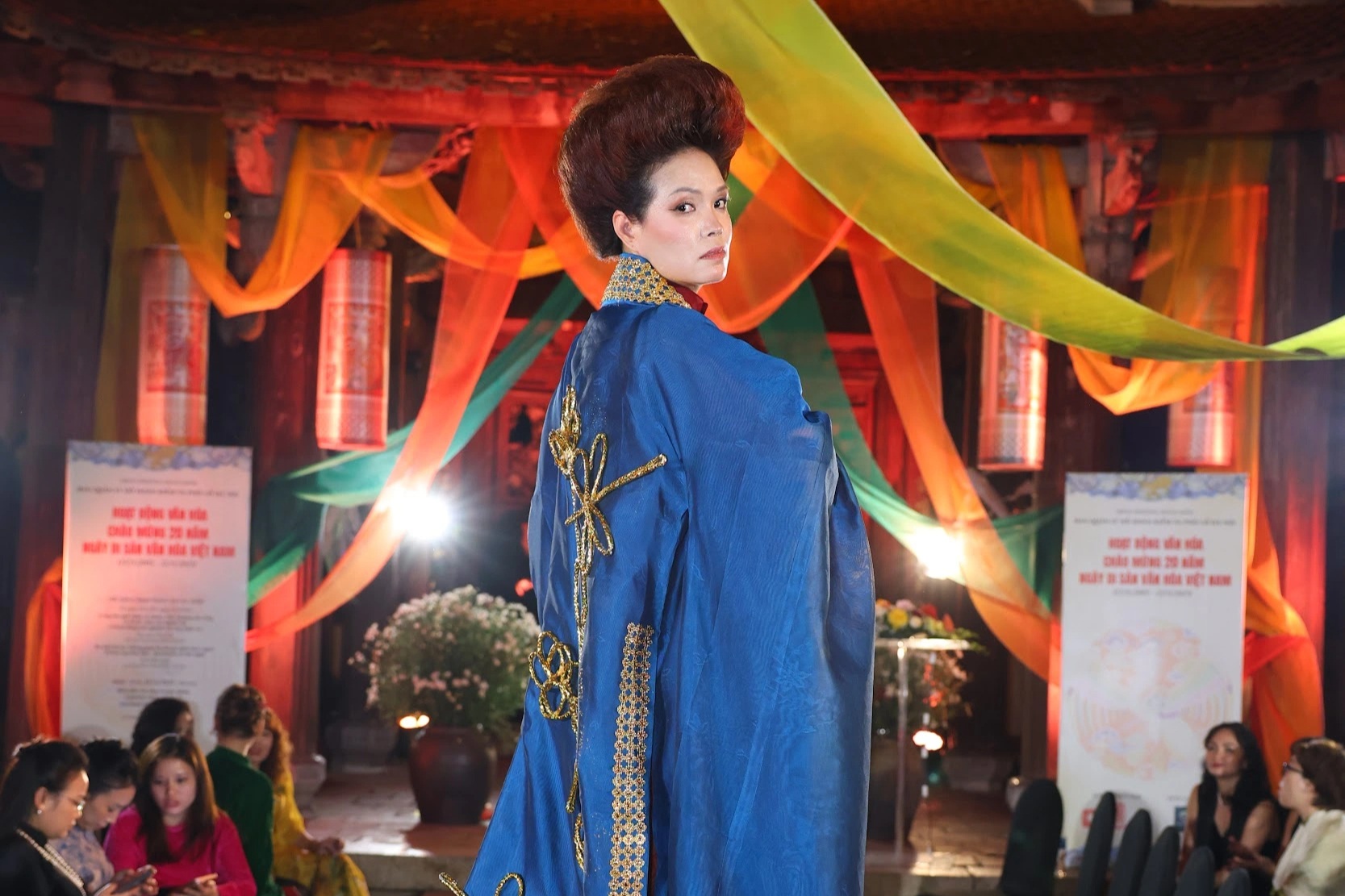 Người mẫu Thuỷ "Ma Cây": Mẹ bỉm U50 vẫn trình diễn áo dài