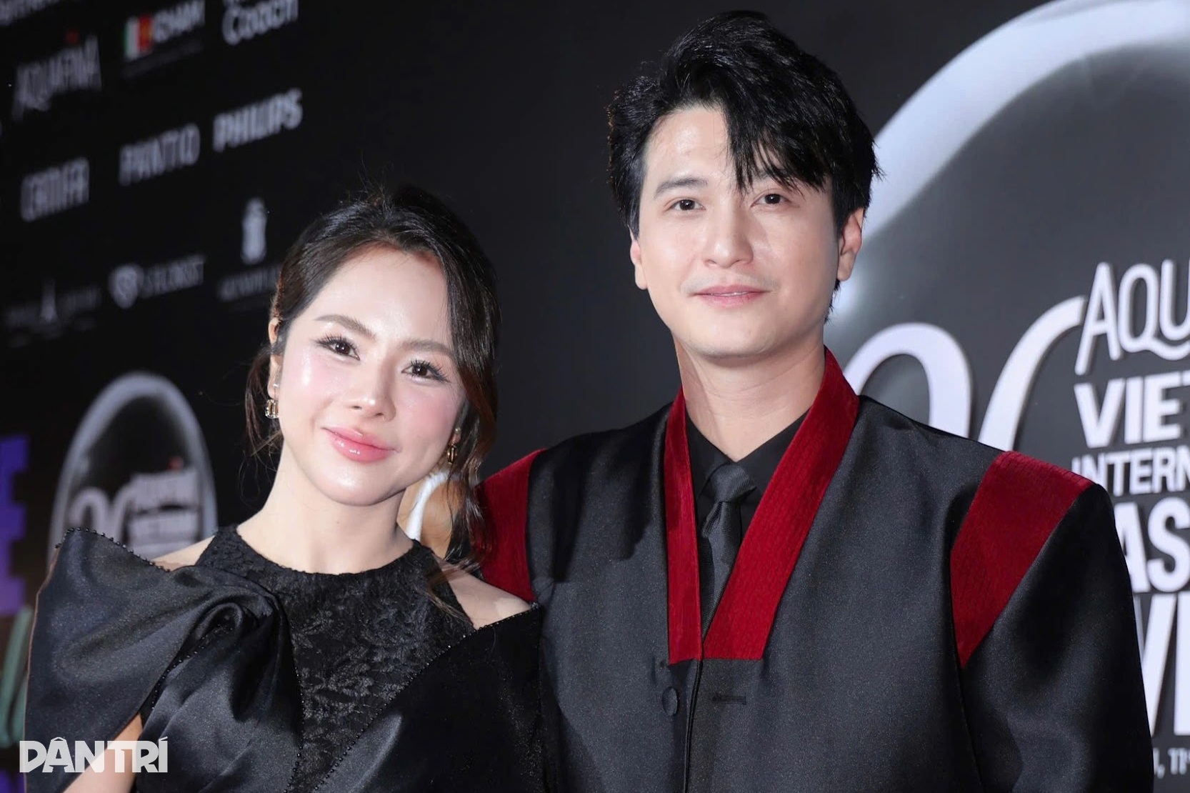 Huỳnh Anh và vợ hơn 6 tuổi mặc đồ đôi, tình tứ trên thảm đỏ ở Hà Nội