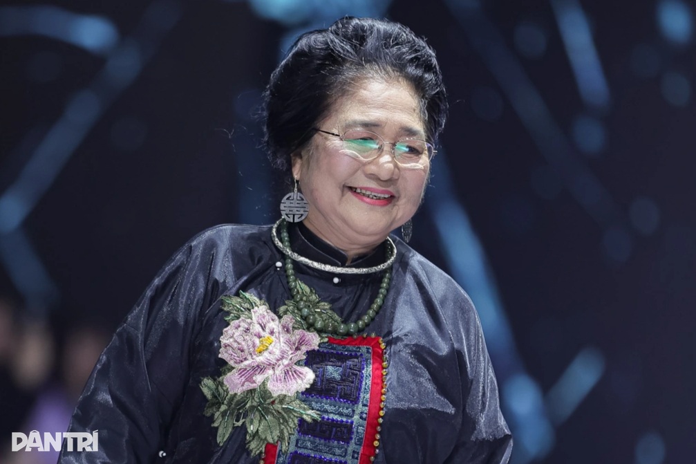 NSƯT Kim Xuyến 80 tuổi trình diễn thời trang, tự trang điểm và làm tóc