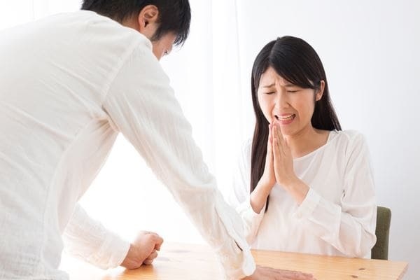 Tôi choáng váng bị chồng đánh chỉ vì... trót đi hai đám cưới