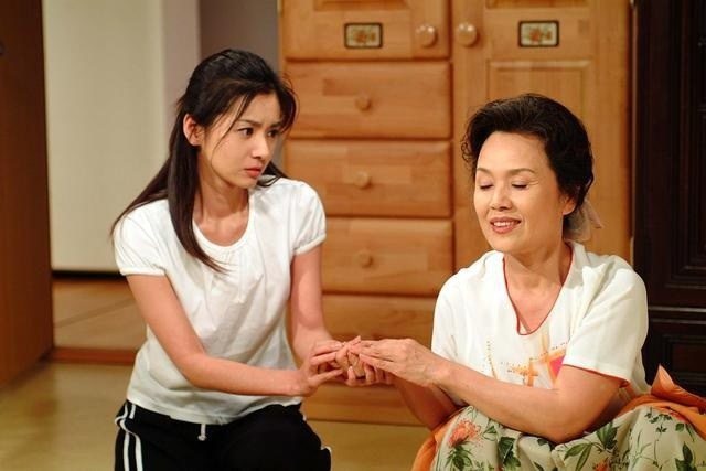 Lần đầu ra mắt, tôi sợ hãi chia tay vì mẹ bạn trai... lấy đũa xỉa răng