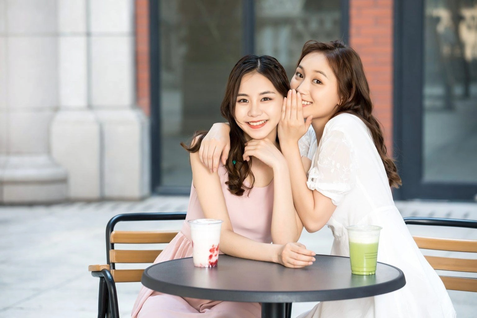 4 cô gái lạ bỗng dưng xuất hiện, buổi hẹn đầu của tôi thành buổi hẹn cuối