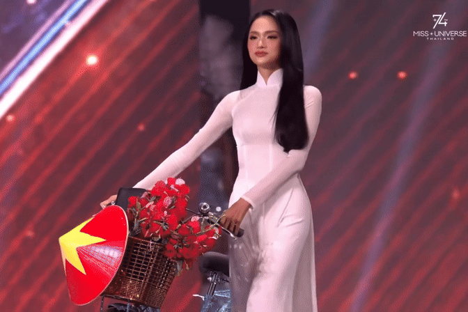 Hương Giang diện áo dài trắng dịu dàng thi Trình diễn trang phục dân tộc