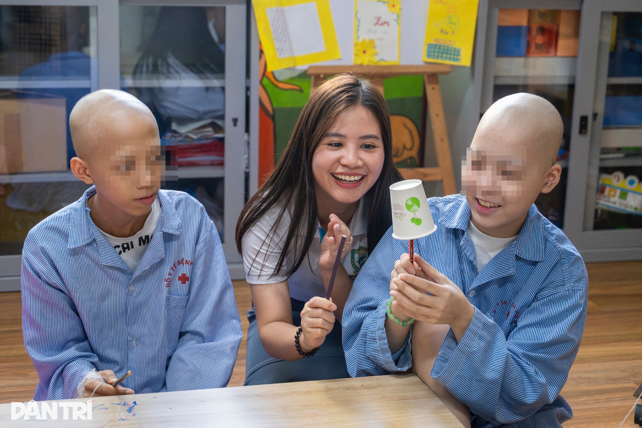 Lớp học đặc biệt gieo niềm tin sống cho bệnh nhi ung thư