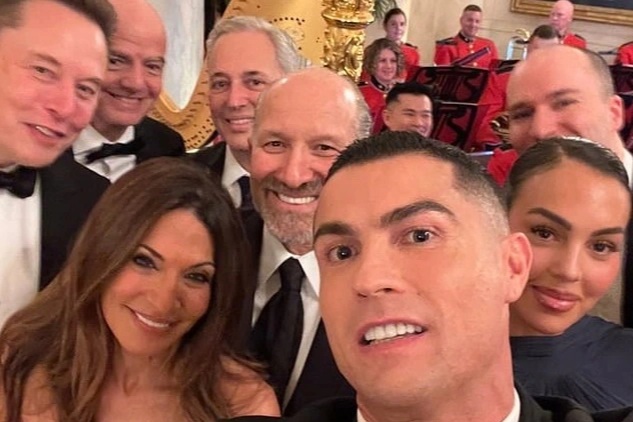 Bức ảnh “tự sướng” đắt giá của Ronaldo tại Nhà Trắng
