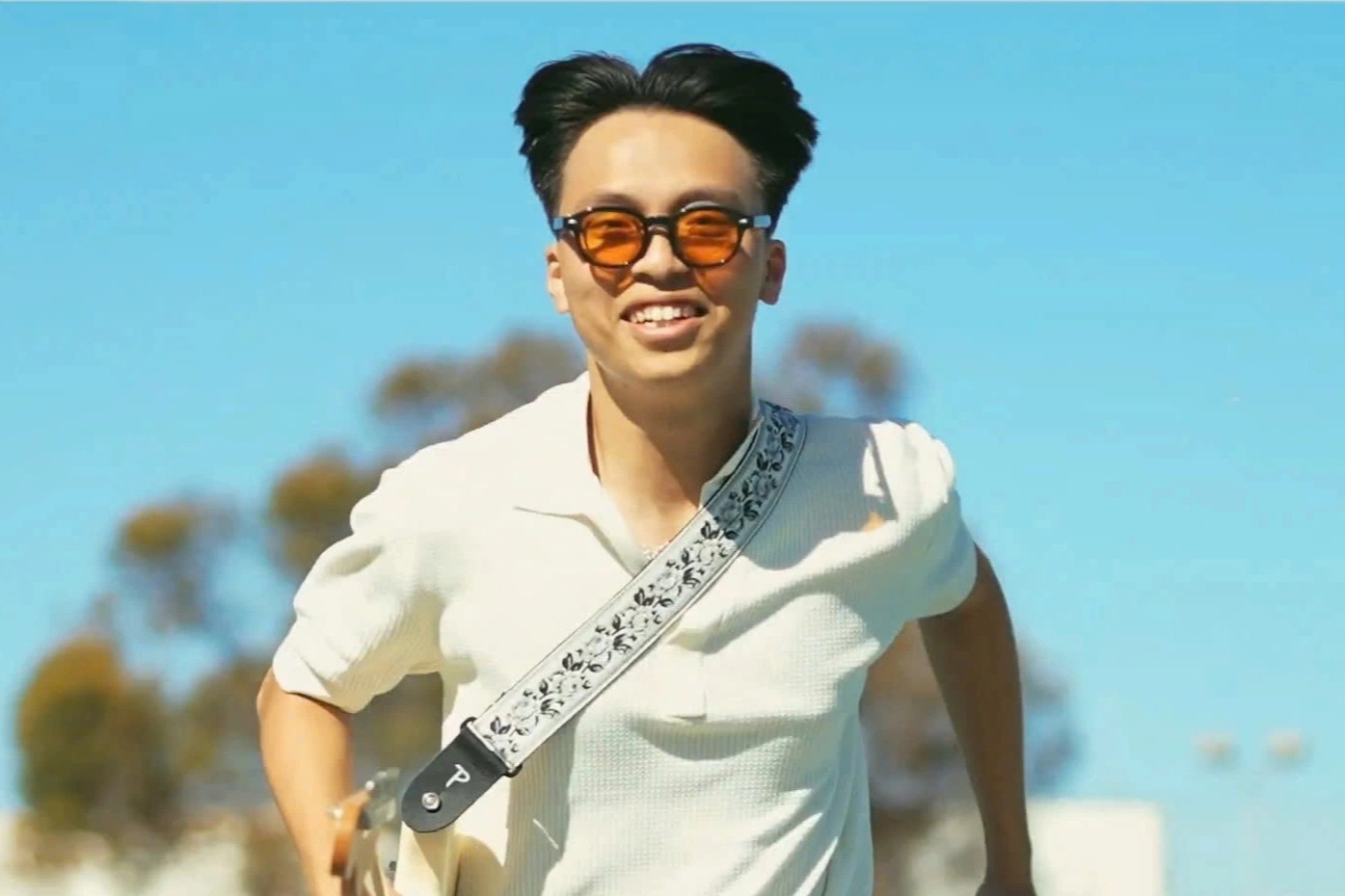 Con trai trưởng nhóm Bức Tường mừng sinh nhật tuổi 23 với món quà đặc biệt