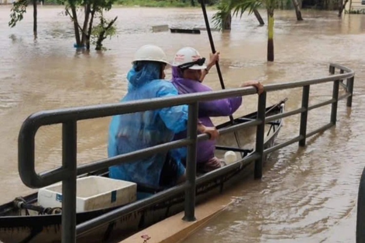 Bố Hoa hậu Yến Nhi đuối sức, bị lật xuồng trong lũ hiện ra sao?