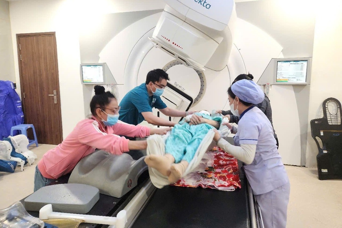 Máy xạ trị hoạt động hết công suất, bác sĩ tăng ca, bệnh nhân vẫn phải chờ