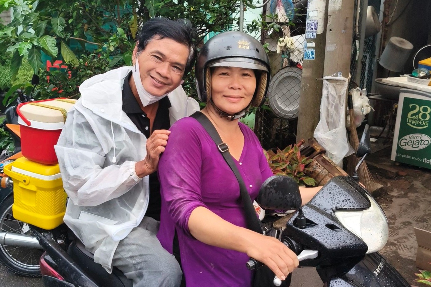 Nghệ sĩ Mai Trần 71 tuổi làm shipper, chạy 30km đến nơi thì bị "bom hàng"