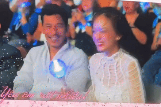 Liên Bỉnh Phát công khai hôn bạn gái hot girl trước 10.000 khán giả