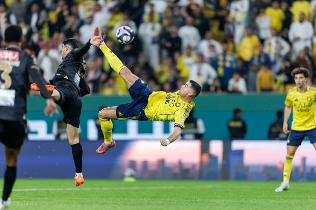 Phản ứng của Ronaldo sau siêu phẩm "xe đạp chổng ngược"