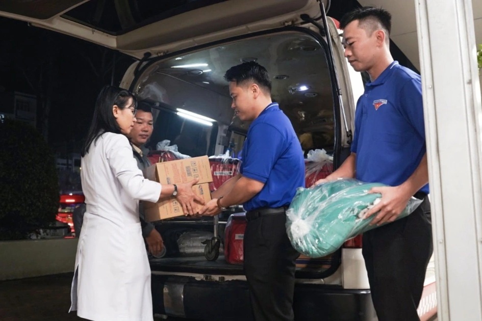 Nhiều bác sĩ TPHCM lên đường ra miền Trung ứng cứu người dân vùng lũ