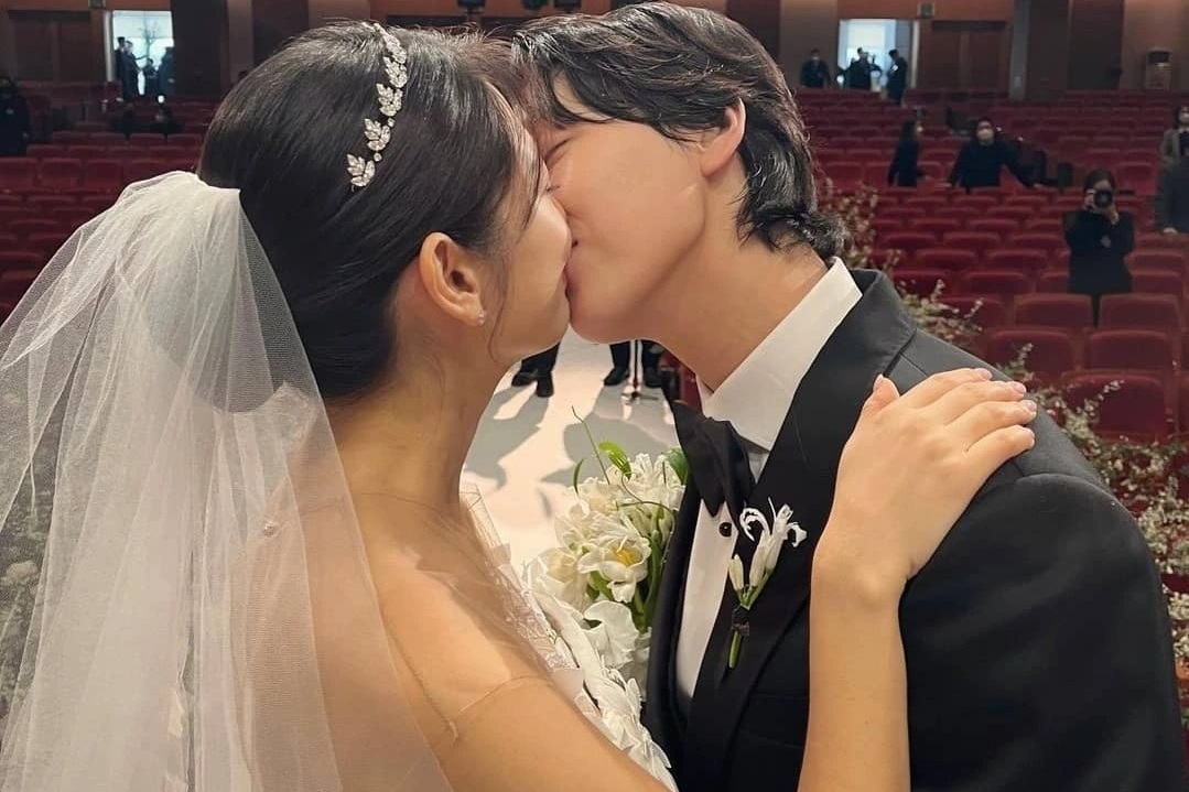 Ngày cưới, tôi bất ngờ nhận ra một sự thật khi đứng trên sân khấu