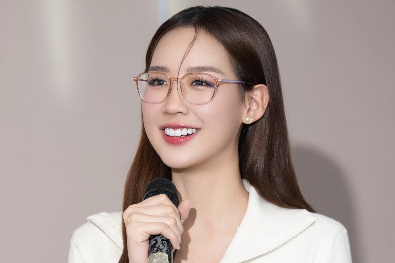 Hoa hậu Việt cao 1,86m nói tiếng Anh "như gió" gây chú ý ở diễn đàn kinh tế