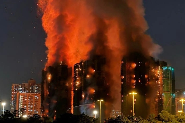 Biển lửa nhấn chìm khu chung cư Hong Kong