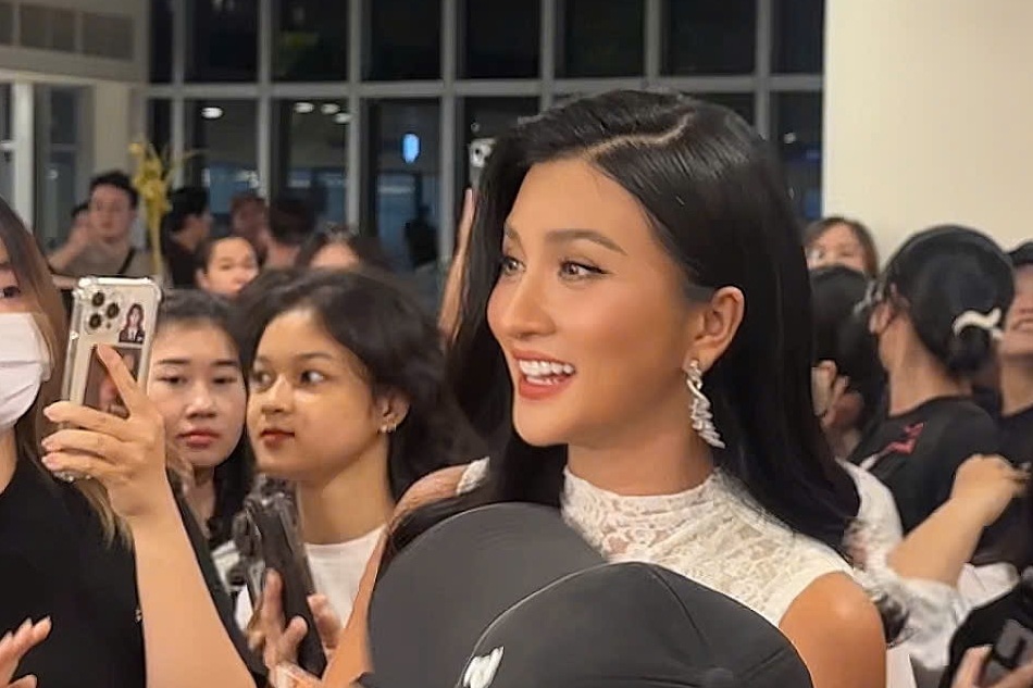 NSƯT Kim Tuyến được khán giả vây kín, gây sốt trên thảm đỏ